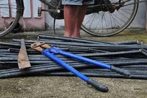 Nhân viên viễn thông rủ nhau đi cắt trộm cáp đồng mạng Internet