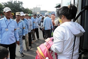 Xe ôm “xếp hàng đợi khách” – nét văn hóa mới ở bến xe miền Đông