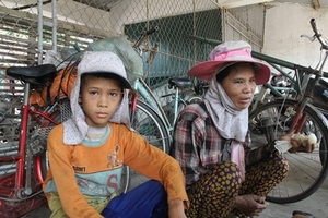 Cảnh đời bất hạnh của người phụ nữ điên đi ăn xin nuôi mẹ già và con nhỏ