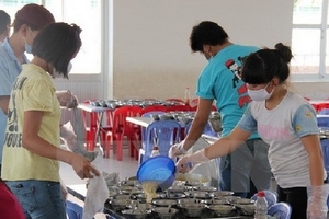 Bình Dương điều tra vụ đưa thực phẩm bẩn vào bếp ăn công nhân