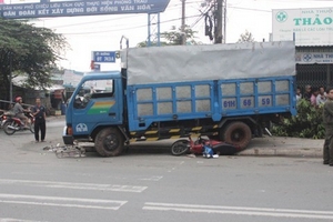 Hai cha con đứng trên lề đường mua đồ, bị xe tải tông thương vong