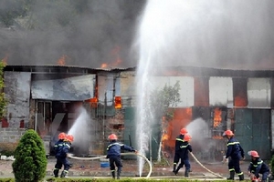 Cháy lớn làm dãy nhà xưởng sản xuất chăn bông bị thiêu rụi