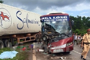 Xe khách va chạm với xe container làm 6 người thương vong