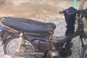 Bị nhà người yêu cấm cửa, châm lửa tự đốt xe