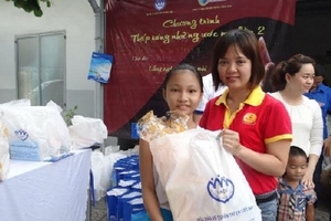 Trao 1000 phần quà cho trẻ em thiếu may mắn
