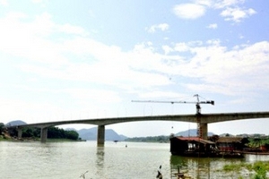 Thất tình, nam thanh niên nhảy cầu tự tử