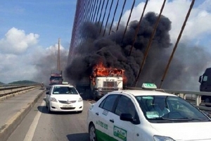 Xe tải cháy như đuốc trên cầu Bãi Cháy