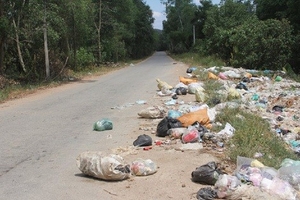 “Người sống không ổn, người chết không yên” vì… rác