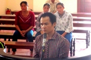 Cầm dao đuổi đâm con, bố dượng bị đánh chết