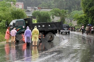 Ôtô mất lái tông thẳng vào xe máy, một người tử vong tại chỗ