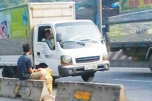 Hàng rong “giỡn mặt”  với tử thần trên quốc lộ