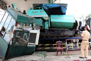 Bình Dương: Xe tải gây tai nạn tại trạm thu phí