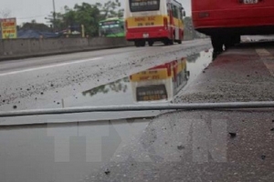 Điều tra việc "hóa chất lạ" gây hằn lún vệt bánh xe tại Quốc lộ 1A
