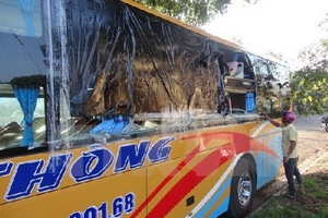 Sẽ khởi tố các đối tượng ném đá vào xe khách ở Kon Tum