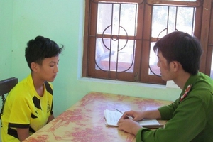 Đập phá gần 20 bia mộ để lấy tiền chơi game