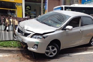 Hà Nội: Ô tô bay qua dải phân cách, nhiều người hoảng loạn