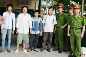 Di lý 4 đối tượng trốn nã từ phía Nam về Thanh Hóa