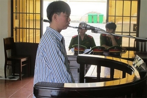 Đòi tiền vợ cũ không được, đổ dầu đốt nhà