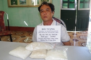 Bắt đối tượng người Trung Quốc vận chuyển 4kg ma túy đá