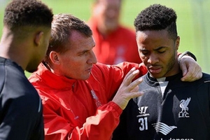 Raheem Sterling cố "đào thoát" ra khỏi Liverpool