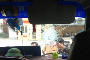 Hà Nam: Xe khách bị hai thanh niên lạ mặt ném đá vỡ kính