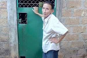 Xót lòng cảnh cha “giam” con trai trong phòng kín