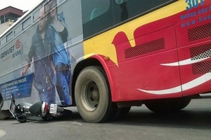 Hà Nội: Va chạm xe máy, tài xế xe buýt bị "đánh hội đồng"