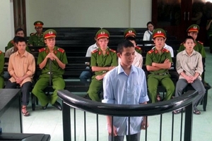 Trẻ em gái trước cạm bẫy “yêu râu xanh”