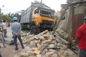 Xe tải đâm sập nhà dân, 3 người thoát chết