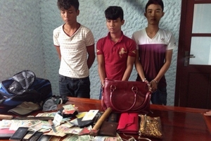 Mang rìu lên quốc lộ để cướp tài sản