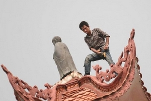 Hà Nội: Thanh niên ngáo đá trèo lên bảo tháp 11 tầng