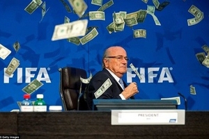 Cận cảnh Chủ tịch FIFA Sepp Blatter bị ném tiền giả vào mặt