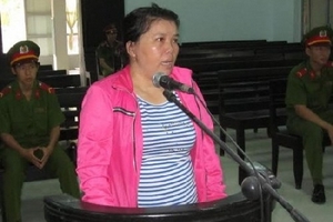 "Nữ tặc” đi tù vì vào trường... "bẻ cổ áo cho học sinh"