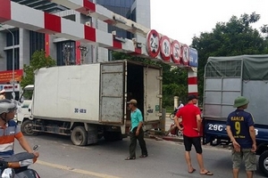 Phớt lờ biển báo chiều cao, xe tải bị kẹp cứng dưới khung thép