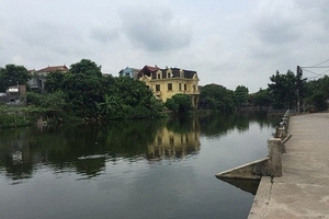 Hà Nội: Phát hiện xác bé trai cụt tay, chân dưới hồ nước