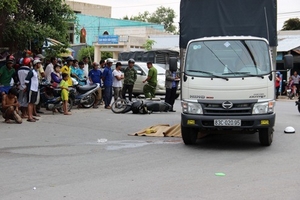 Một phụ nữ chết thảm dưới gầm xe tải