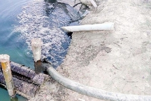 Lén lút xả thải ra sông, doanh nghiệp bị phạt gần 300 triệu đồng