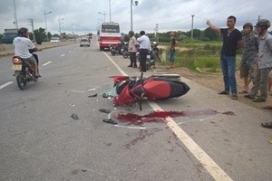 Thanh Hóa: Tông vào ô tô, hai người đàn ông đi xe máy nguy kịch