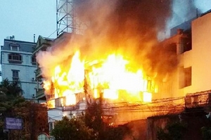 Hà Nội: Lửa cháy dữ dội ở quán cà phê