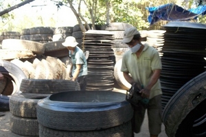 Tái chế lốp ô tô cũ: Nghề mưu sinh độc hại