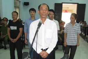 Bốn cựu công an ăn chặn kỳ nam của phu trầm hầu tòa