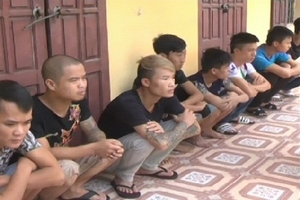 Tranh giành địa bàn dắt gái, 30 côn đồ gây náo loạn thị trấn