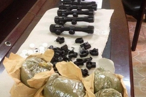 Bắt giữ xe khách vận chuyển linh kiện súng và máy xông hơi