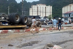 Mất lái khi vào cua, xe đầu kéo lật xuống đường