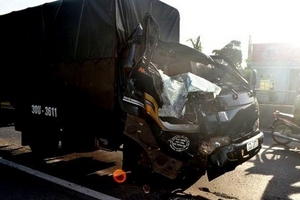 Lái xe đâm vào đuôi xe tải, vợ tử vong chồng nguy kịch