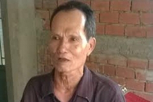 Cảm phục người nghệ sĩ chơi đàn bằng một tay