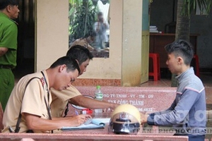 Hai sinh viên ép đổ xe cảnh sát giao thông