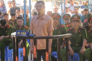 Cầm dao đâm em trai vì mâu thuẫn việc chăm sóc mẹ