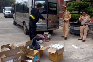 Phát hiện thuốc lá lậu ngụy trang trong thùng bánh kẹo
