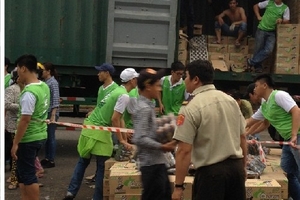 Công nhân bức xúc vì được tặng nước giải khát C2 Ô long "cận đát"